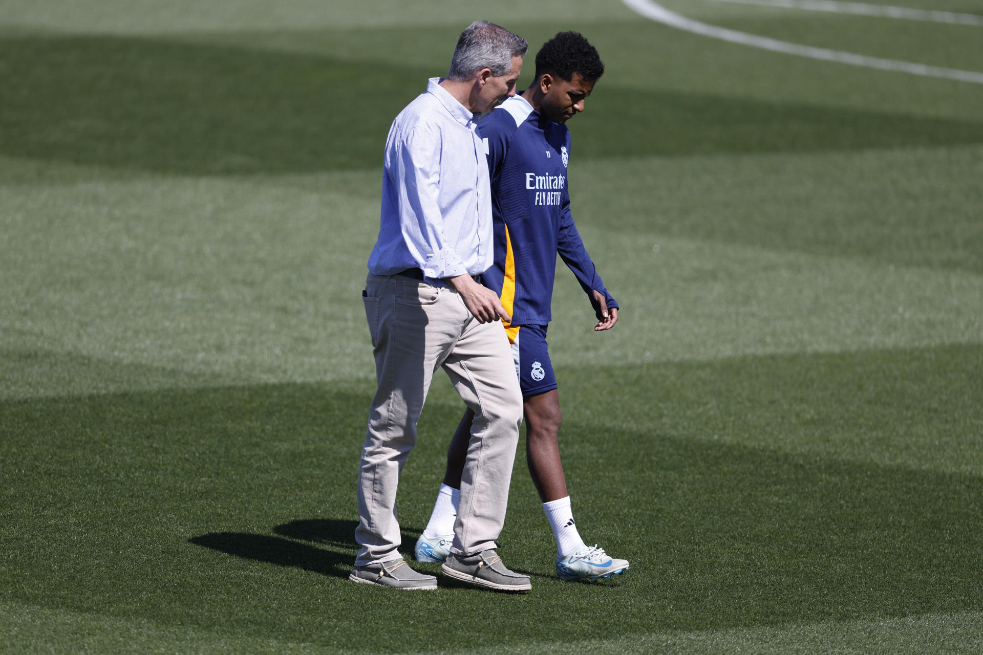 El delantero del Real Madrid, Rodrygo se retira del entrenamiento con molestias en Valdebebas, Madrid, antes de su enfrentamiento liguero contra el Mallorca. EFE/ Javier Lizón