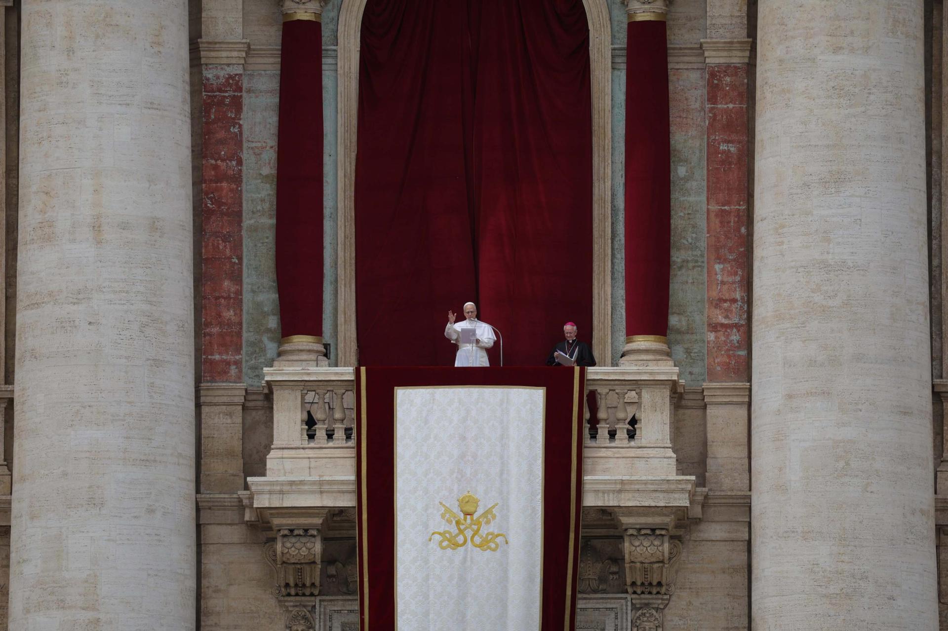 El Papa León XIV dirige la oración del Regina Caeli desde el balcón central de la Basílica de San Pedro en la Ciudad del Vaticano, el 11 de mayo de 2025. EFE/EPA/MASSIMO PERCOSSI