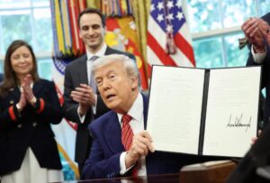 Imagen de archivo del presidente de Estados Unidos, Donald Trump, en el Despacho Oval. EFE/SAMUEL CORUM