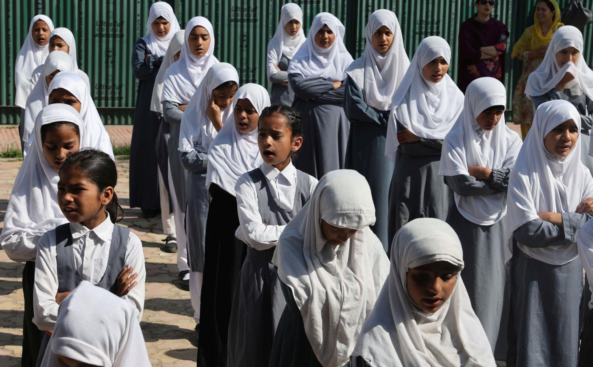 Estudiantes en fila en la escuela, tras su reapertura después del alto el fuego entre Pakistán e India, en Srinagar, India, el 13 de mayo de 2025. EFE/EPA/FAROOQ KHAN