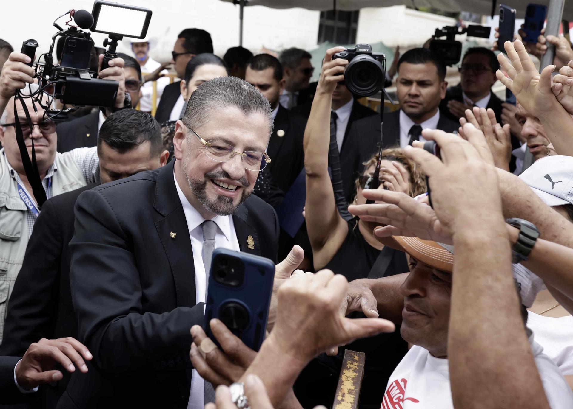 El presidente de Costa Rica, Rodrigo Chaves, saluda a sus simpatizantes este lunes, a las afueras del Congreso en San José (Costa Rica). EFE/ Jeffrey Arguedas