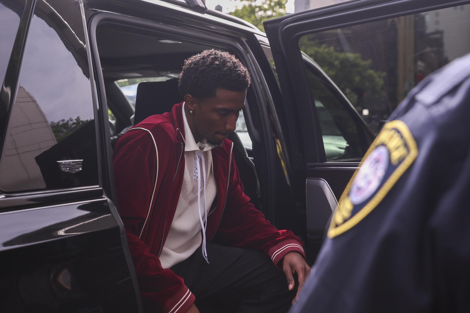 King Combs (c), hijo de Sean 'Diddy' Combs, entra en un tribunal federal antes de que continúe el juicio de Sean 'Diddy' Combs por cargos de trata de personas con fines sexuales, crimen organizado y prostitución en Nueva York. EFE/EPA/SARAH YENESEL