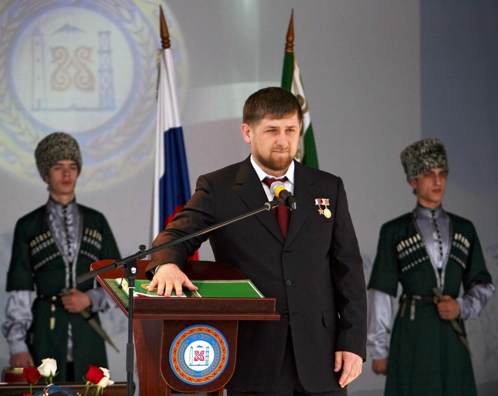 Foto archivo. Presidente de Chechenia, Ramzán Kadyrov (c). EFE/Kazbek Vakhayev