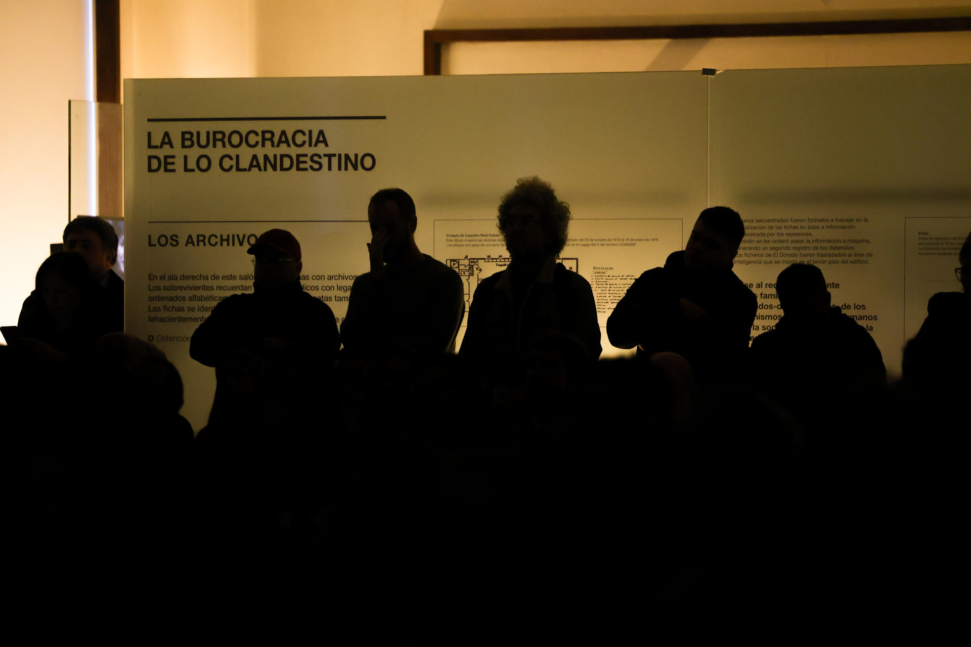 Personas asisten a un acto conmemorativo por el décimo aniversario del Museo Sitio de Memoria de la Escuela de Mecánica de la Armada (ESMA) este jueves, en Buenos Aires (Argentina). EFE/ Juan Ignacio Roncoroni