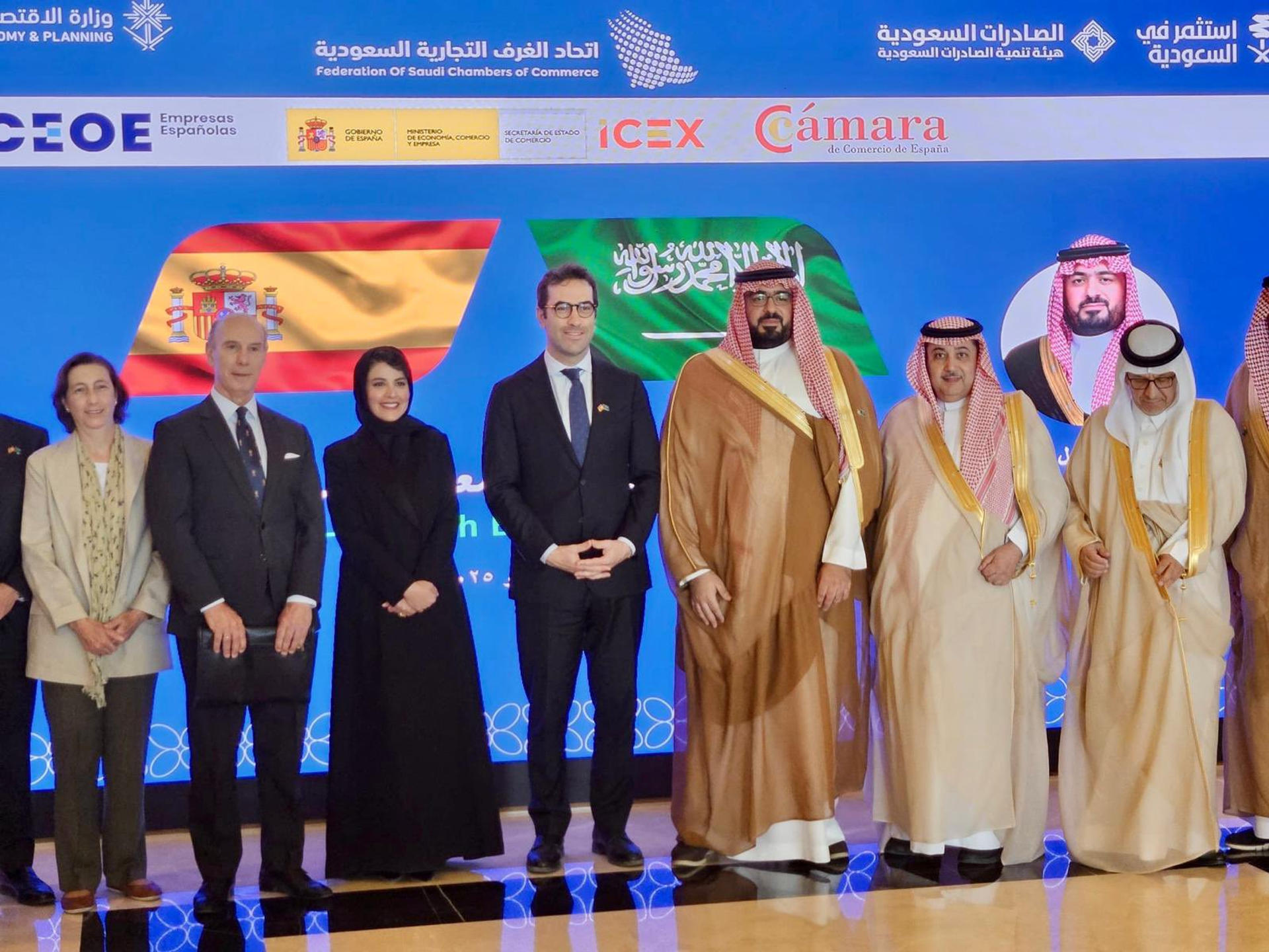 El ministro de Economía, Comercio y Empresa español, Carlos Cuerpo (c), posa junto a su homólogo saudí, Faisal bin Fadel Al-Ibrahim (c-d), y otros participantes durante el Foro Empresarial Arabia Saudí - España celebrado este jueves en Riad. EFE/ Carlos Cuerpo Vía X - SOLO USO EDITORIAL/SOLO DISPONIBLE PARA ILUSTRAR LA NOTICIA QUE ACOMPAÑA (CRÉDITO OBLIGATORIO) -