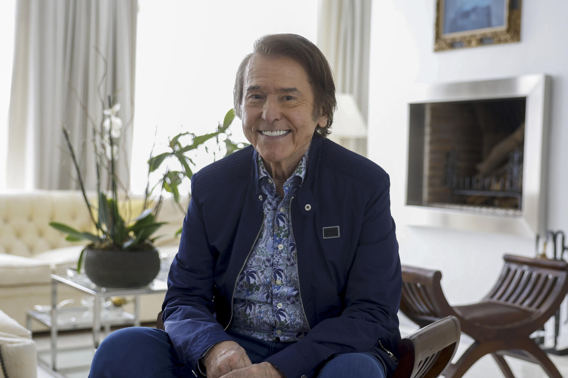 Dice Raphael que los recuerdos de aquel 17 de diciembre de 2024 en el que de una grabación para televisión acabó ingresado 10 días son "confusos". "Me acuerdo de querer hablar y decir otra cosa; ahí ya sabía que tenía problemas", comenta a EFE, solo cuatro meses y medio después y listo para recuperar su agenda profesional. EFE/Juan Carlos Hidalgo