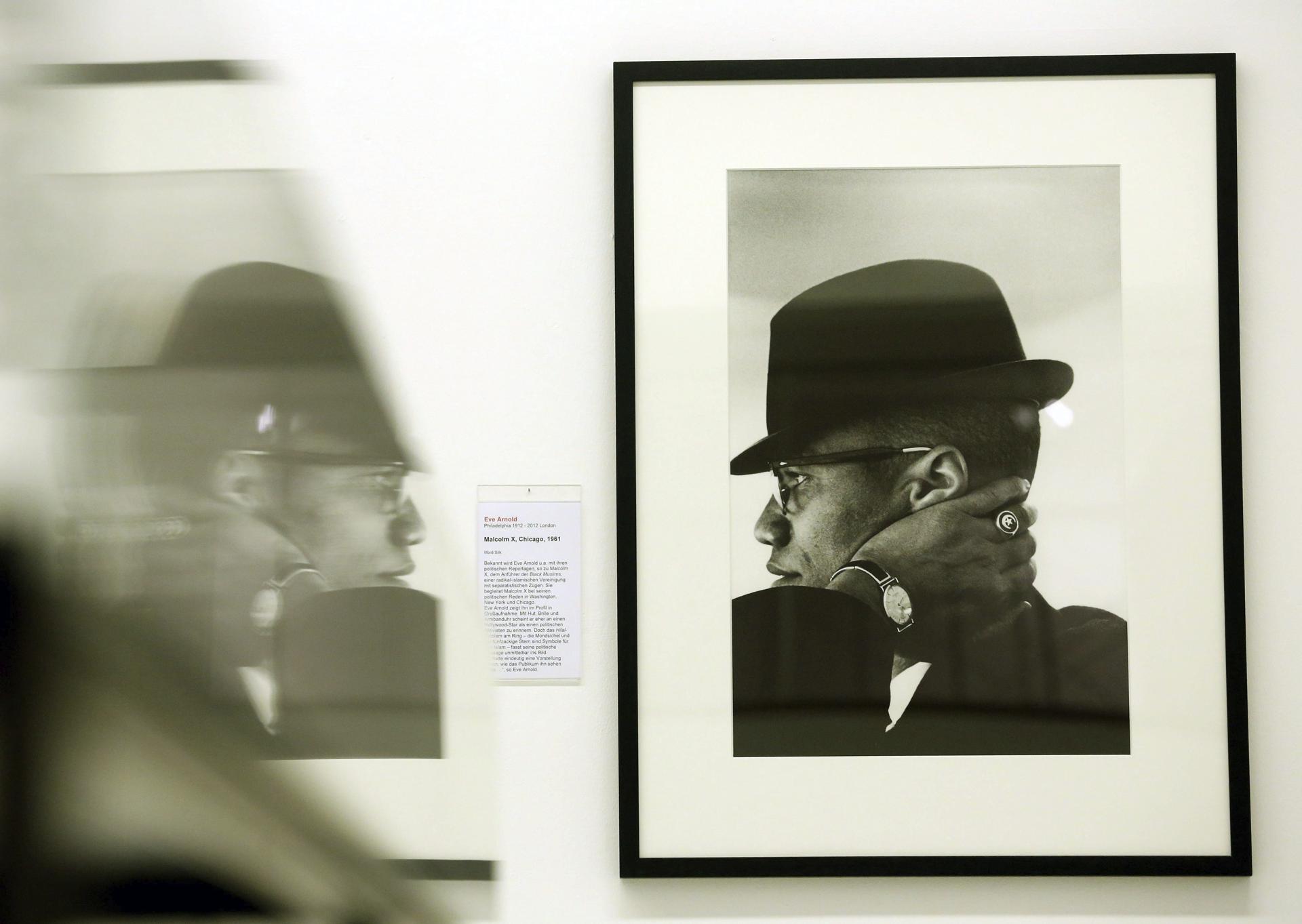 Instantánea titulada 'Malcom X' (1961) del fotógrafo Eve Arnold, durante la exposición del fotógrafo de Magnum en el Ludwig Galerie Art Museum en Oberhausen (Alemania), en 2014. EFE/Roland Weihrauch/Archivo.