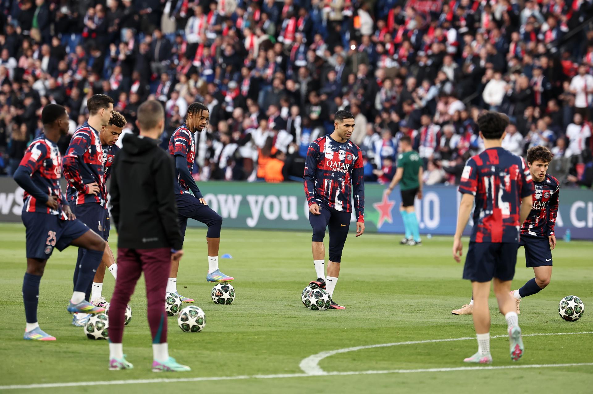 El lateral del PSG Achraf Hakimi (c) calienta con sus compañeros en el Parque de los Príncipes de París,Francia. ) EFE/EPA/CHRISTOPHE PETIT TESSON