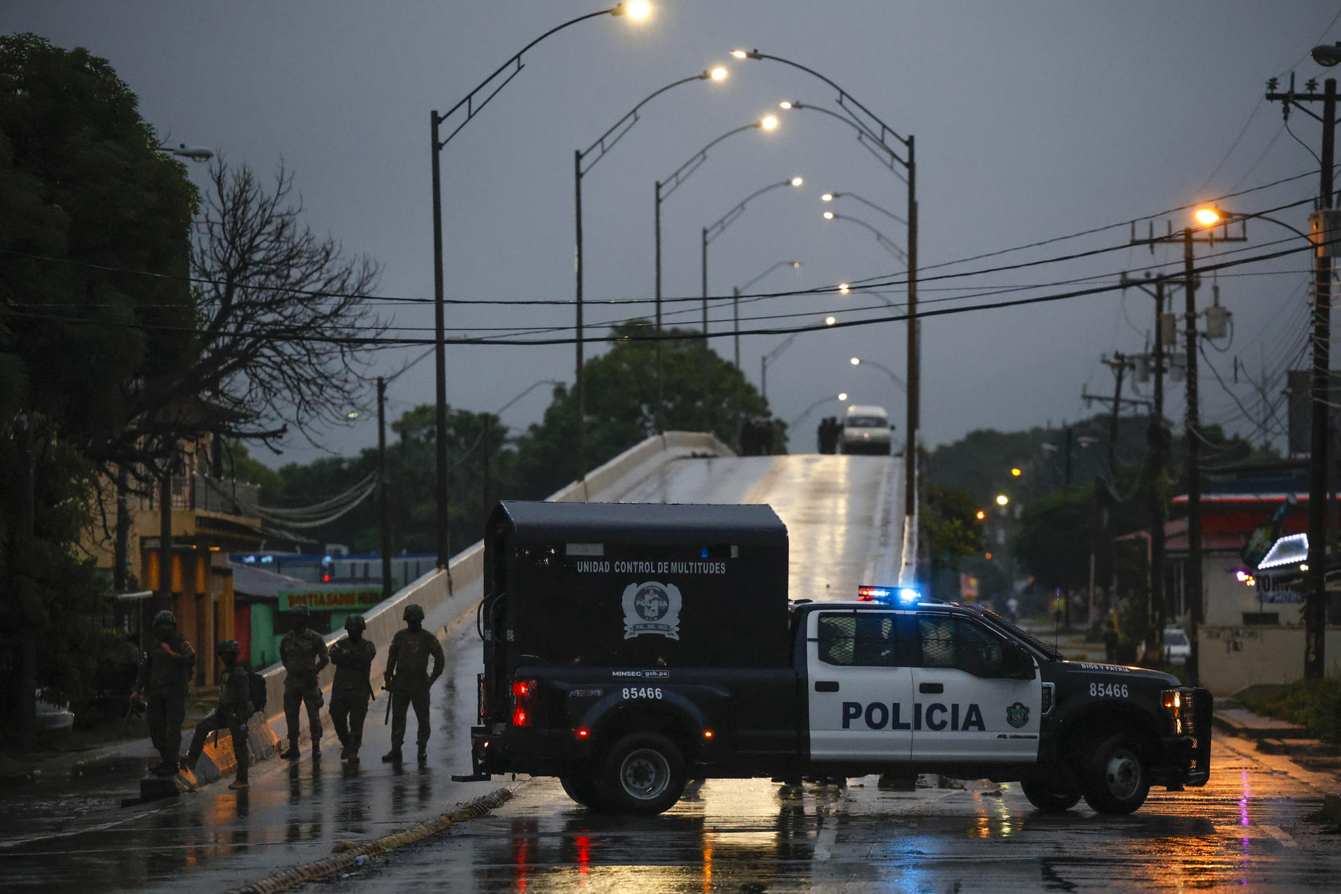 Agentes del Servicio Nacional de Fronteras de Panamá (SENAFRONT), vigilan una protesta este jueves, en Santiago de Veraguas (Panamá). EFE/ Bienvenido Velasco