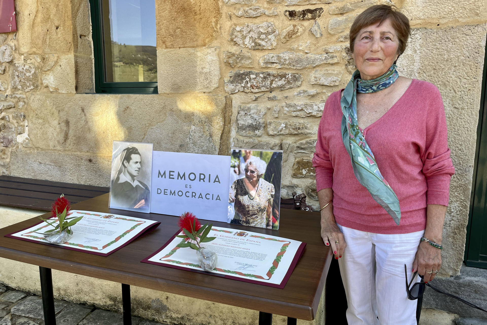La hija de Felisa Montes, Claudie Navarro, se ha trasladado desde Francia para asistir al acto de homenaje de su madre y su tío Alfonso, quienes fueron víctimas de la represión y el exilio por cuestiones políticas. La voz dormida de la familia cántabra Montes Maza ha resonado de nuevo en su localidad natal de Ojébar, en Rasines, para recordar que padres e hijos fueron víctimas del exilio durante la Guerra Civil y la dictadura franquista, y que uno de ellos murió en el campo de concentración de Mauthausen. EFE/ Miguel Ramos