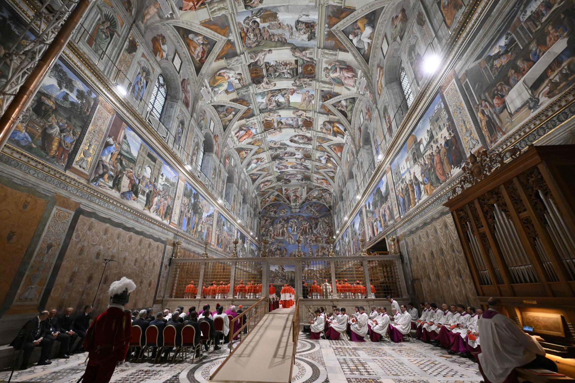 Cardenales se reúnen antes del inicio del cónclave para elegir a un nuevo Papa en la capilla Sixtina en la Ciudad del Vaticano, 07 de mayo de 2025. (Papa) EFE/EPA/VATICAN MEDIA HANDOUT HANDOUT SOLO PARA USO EDITORIAL/PROHIBIDA LA VENTAHANDOUT SOLO PARA USO EDITORIAL/PROHIBIDA LA VENTA ```