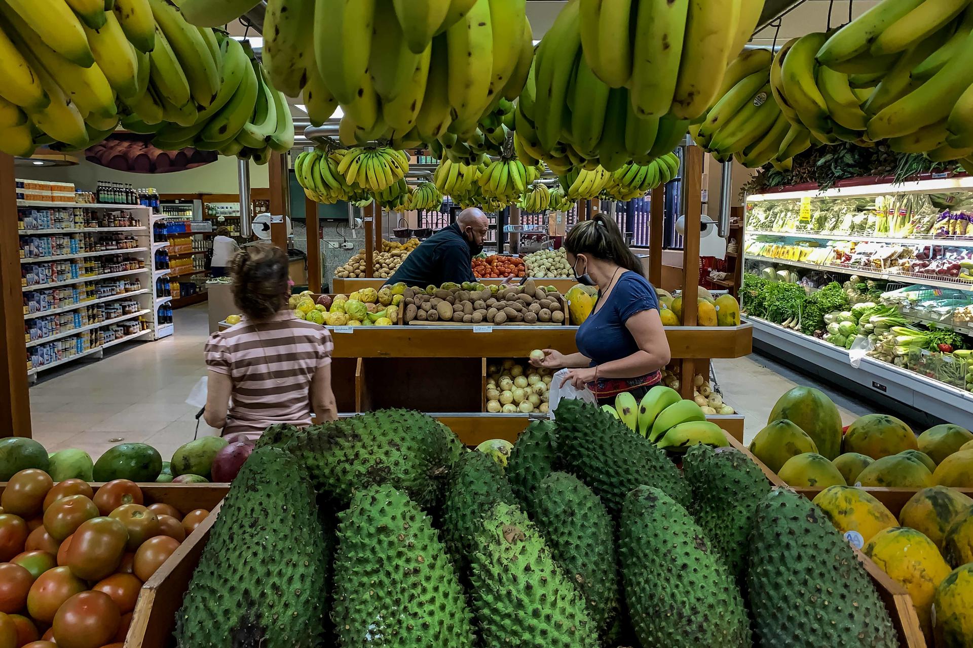 Fotografía de archivo que muestra a varias personas que compran alimentos en un supermercado, en Caracas (Venezuela). EFE/ Miguel Gutiérrez