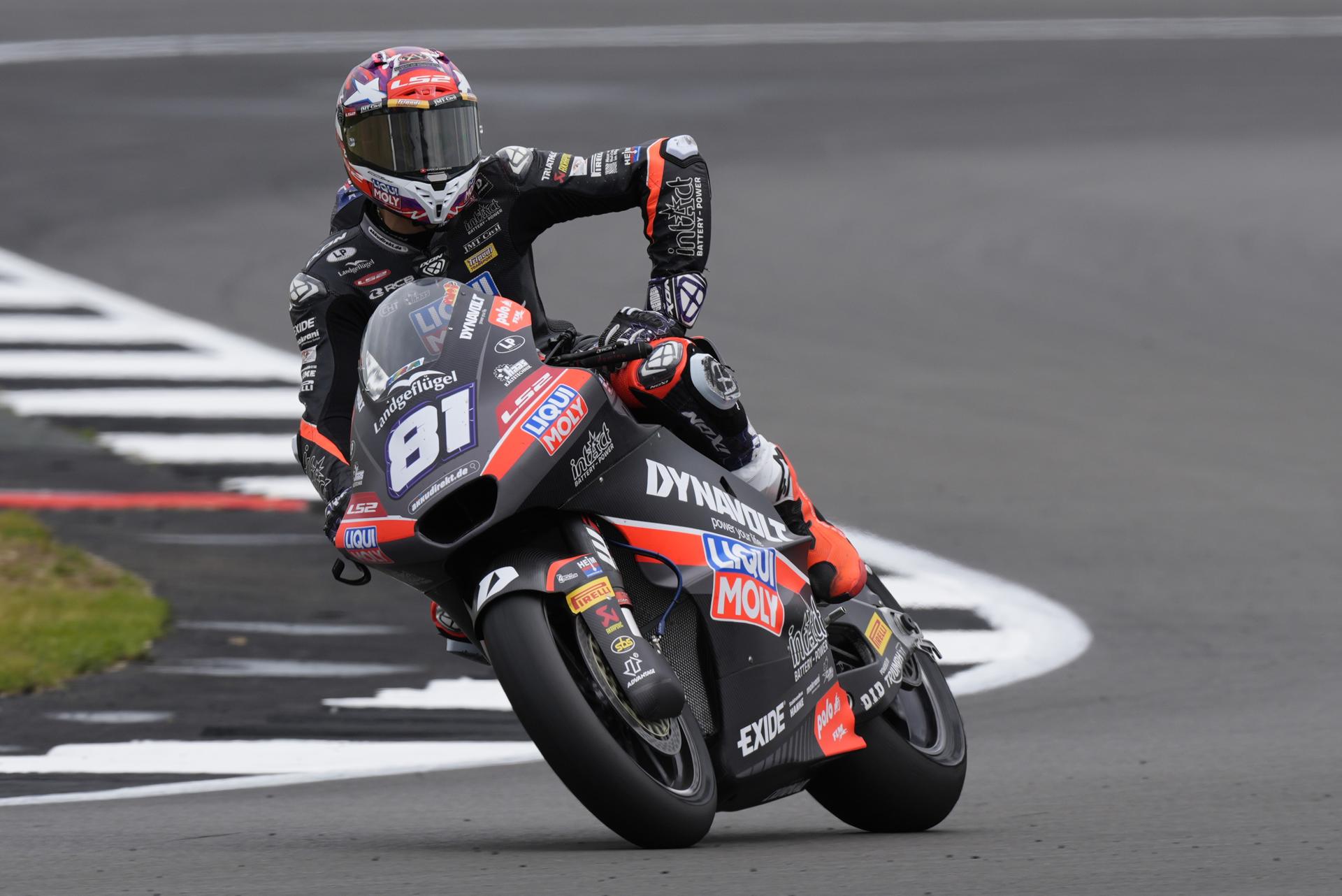 El piloto de Liqui Moly Dynavolt Intact GP, el australiano Senna Agius celebra su victoria en la carrera de Moto2 en el Gran Premio de Motociclismo de Gran Bretaña en el circuito de Silverstone en Towcester, Gran Bretaña. EFE/EPA/TIM KEETON