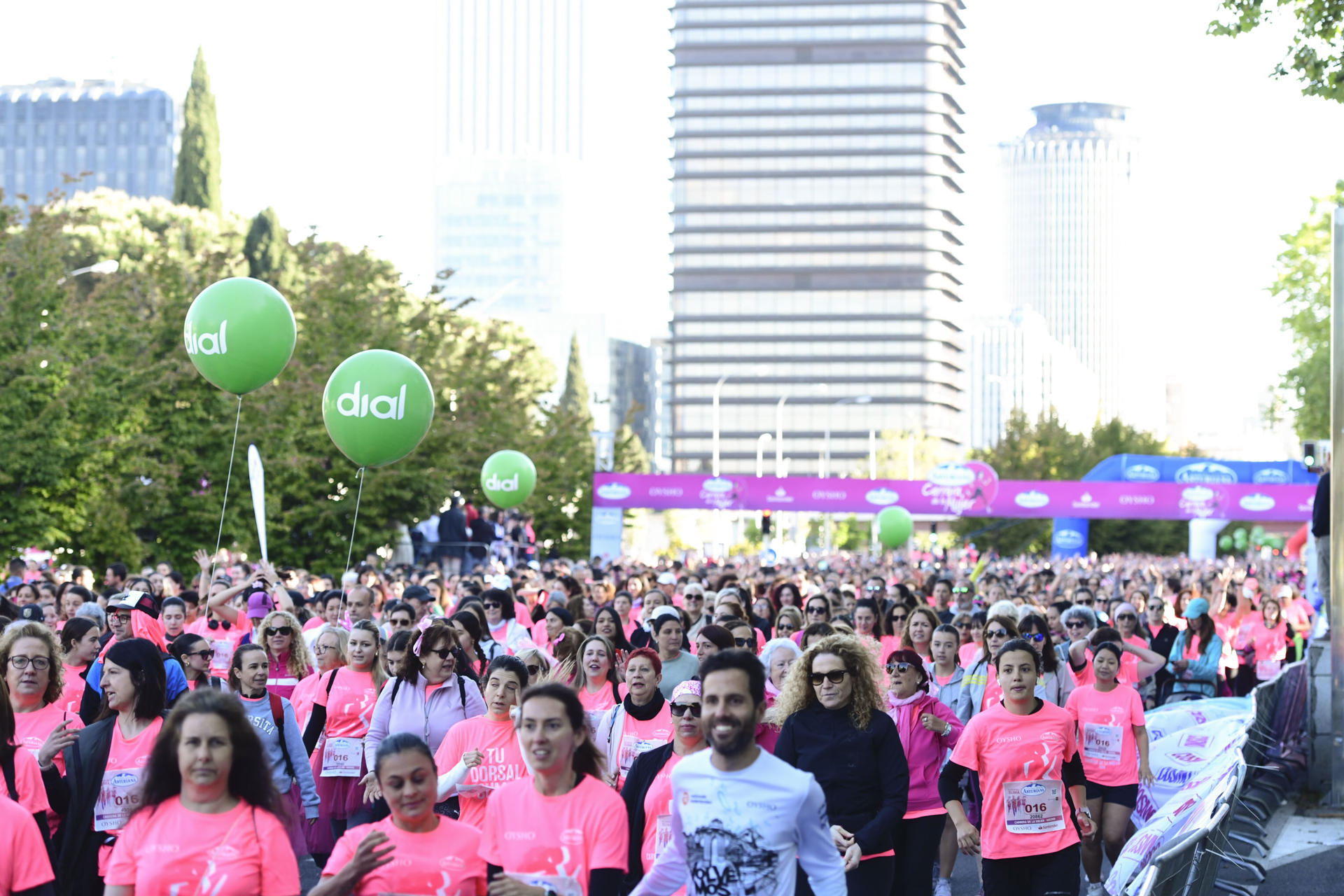 Una multitud de corredoras participan en la Carrera de la Mujer en Madrid. EFE/ Víctor Lerena