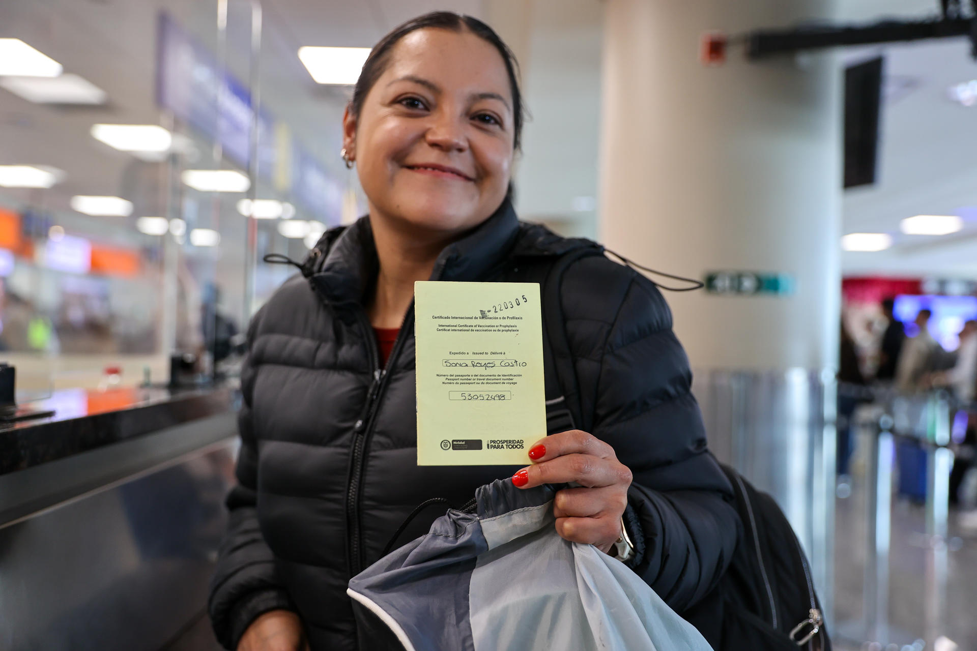 Una mujer muestra el certificado internacional de vacunación contra la fiebre amarilla este lunes 12 de mayo en el Aeropuerto Internacional Mariscal Sucre de Quito (Ecuador). EFE/José Jácome