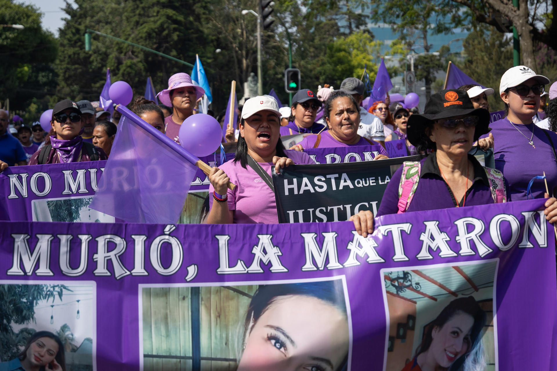 Personas sostienen carteles durante una marcha este domingo, en Ciudad de Guatemala (Guatemala). EFE/ David Toro