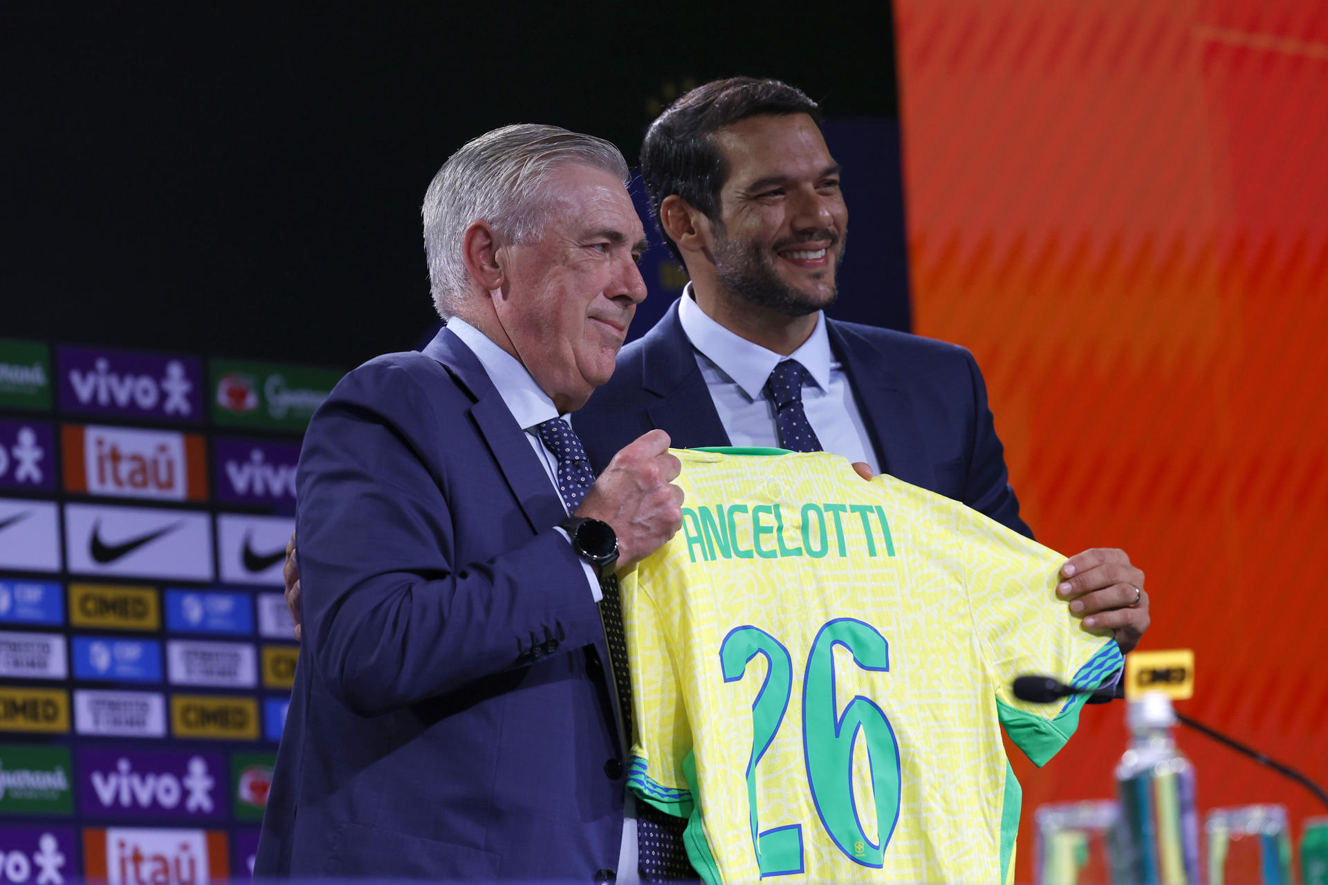 El entrenador italiano Carlo Ancelotti (i) es presentado como nuevo seleccionador de Brasil por parte del presidente de la Confederación Brasileña de Fútbol (CBF), Samir Xaud, en una rueda de prensa en Rio de Janeiro (Brasil). EFE/Andre Coelho