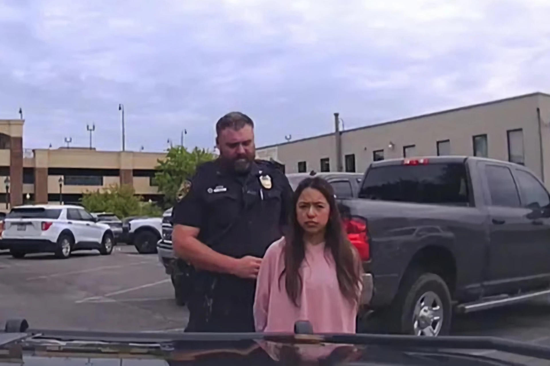 Captura de pantalla de un video del Departamento de Policía de Dalton donde aparece Ximena Arias Cristóbal siendo detenida por un agente. EFE/Policía de Dalton /SOLO USO EDITORIAL /NO VENTAS /SOLO DISPONIBLE PARA ILUSTRAR LA NOTICIA QUE ACOMPAÑA /CRÉDITO OBLIGATORIO