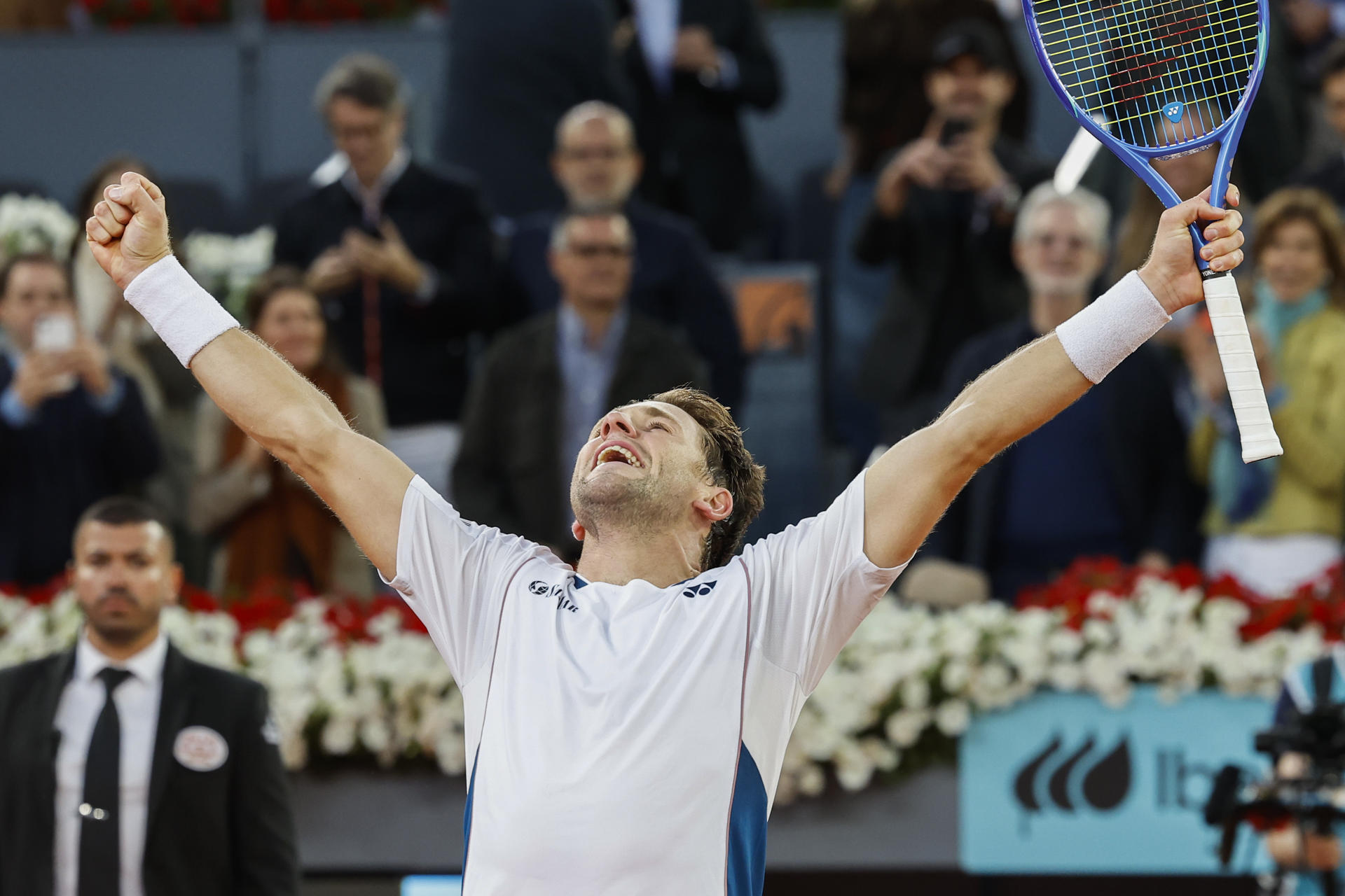El tenista noruego Casper Ruud celebra la victoria ante el británico Jack Draper, al término de la final del Mutua Madrid Open de tenis disputada en la Caja Mágica, en Madrid. EFE/Chema Moya