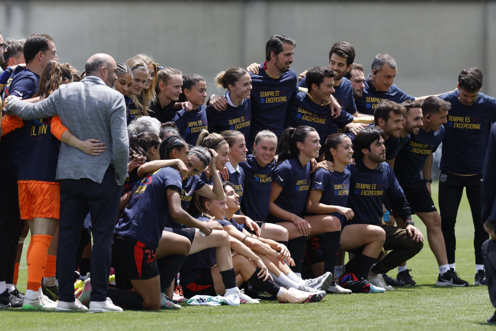 Las jugadoras del FC Barcelona celebran el título de Liga tras vencer al Real Betis en el partido de Liga F disputado este domingo en la Ciudad Deportiva Luis del Sol en Sevilla. EFE/Julio Muñoz