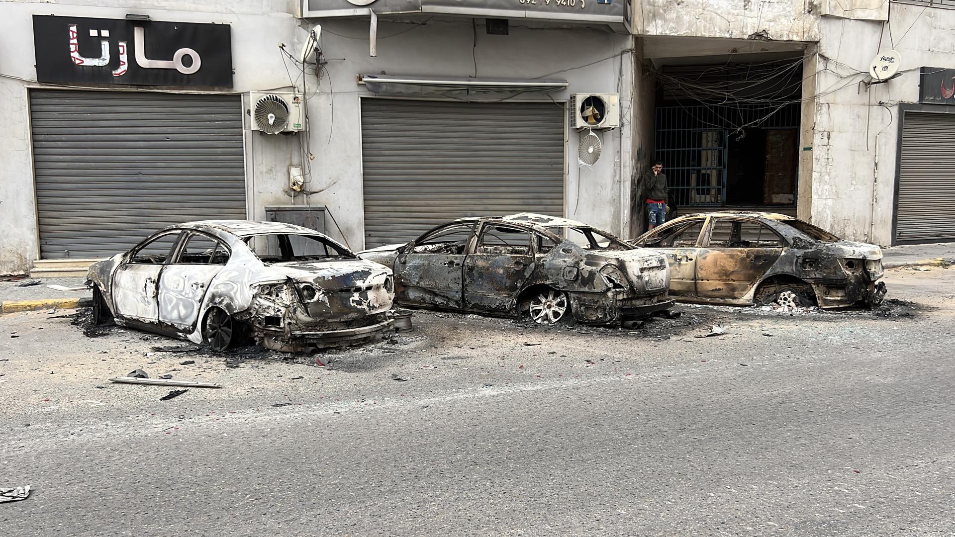Fotografía de coches dañados en la calle tras los enfrentamientos en Trípoli. (Libia) EFE/EPA/STRINGER