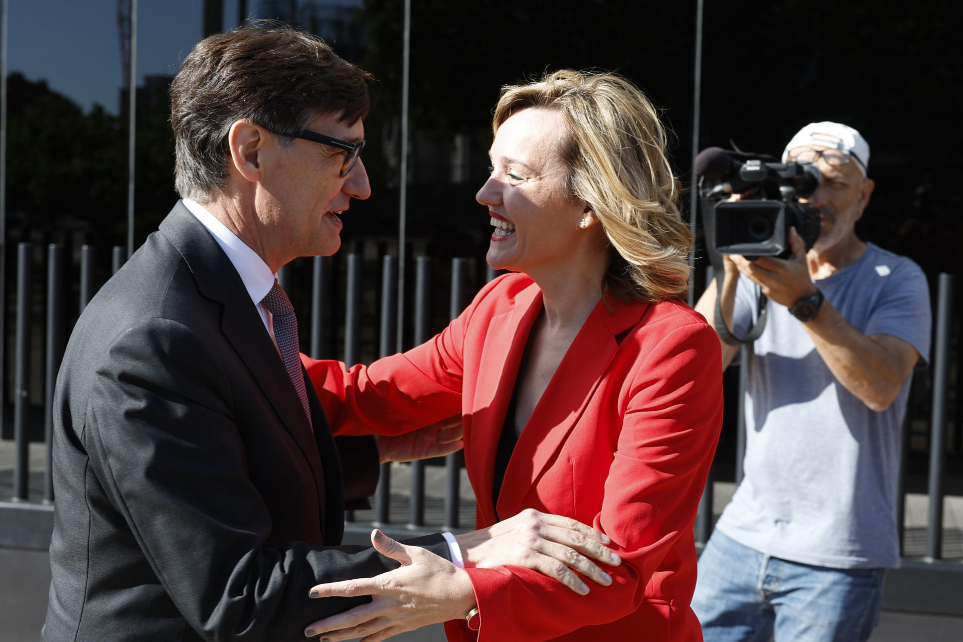 El presidente de la Generalitat de Cataluña, Salvador Illa, y la ministra de Educación, Pilar Alegría, antes del desayuno informativo. EFE/ Javier Cebollada