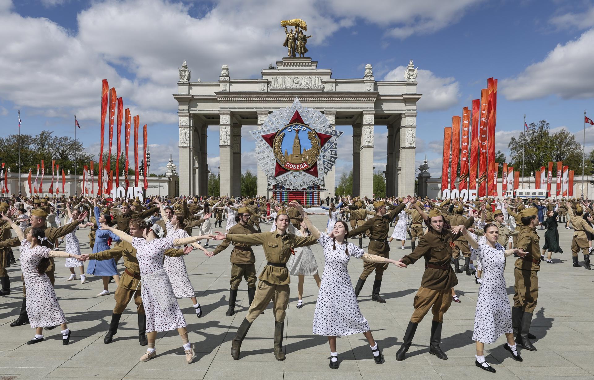 Participantes bailan el 'Vals de la Victoria' frente a la entrada principal del Centro de Exposiciones de Toda Rusia VDNH en Moscú, Rusia, el 06 de mayo de 2025. Unas 200 parejas de chicas y chicos vestidos con trajes de la década de 1940 participan en el evento 'Vals de la Victoria' para conmemorar el Día de la Victoria. Rusia conmemorará el 80 aniversario de la victoria en la Segunda Guerra Mundial sobre la Alemania nazi y sus aliados el 09 de mayo. (Alemania, Rusia, Moscú) EFE/EPA/YURI KOCHETKOV