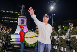 Fotografía cedida por la Presidencia de Colombia del mandatario colombiano, Gustavo Petro, durante un encuentro con simpatizantes este martes, en Barranquilla (Colombia). EFE/ Presidencia de Colombia/