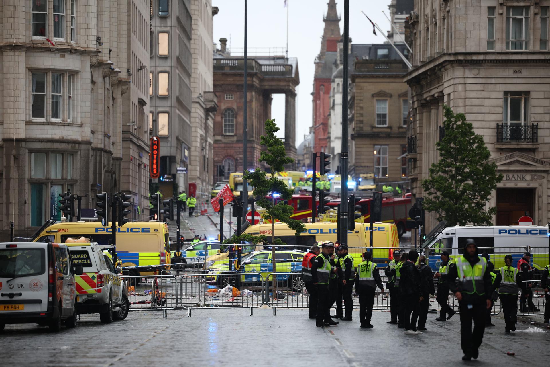 Vista general este lunes, 26 de mayo, de las escena de un atropello múltiple en la ciudad de Liverpool (Inglaterra), luego de que un vehículo colisionara contra decenas de aficionados del club de fútbol más popular de esta ciudad, que celebraban el título de la Premier League del balompié local. EFE/Adam Vaugha