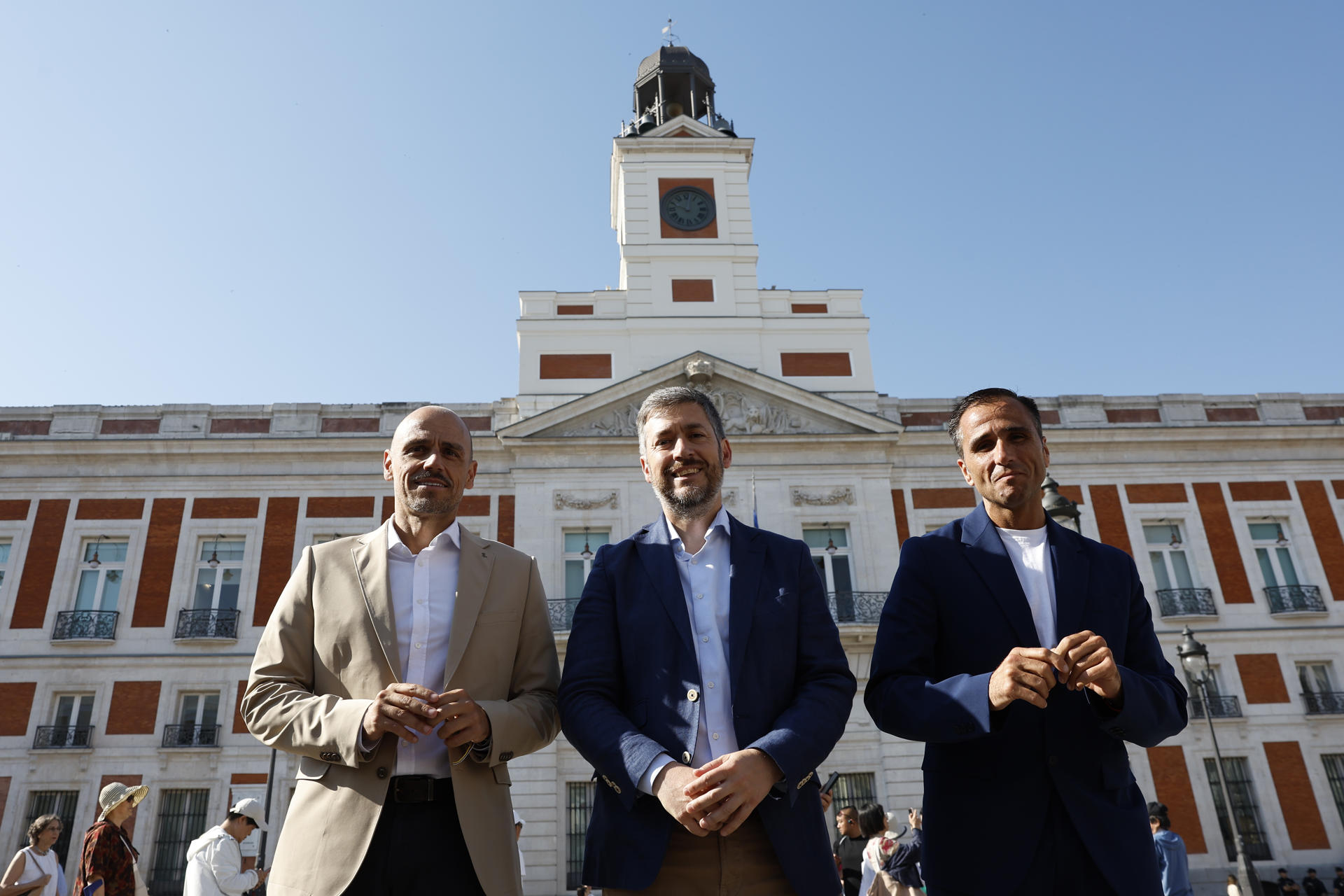 El consejero madrileño de Presidencia, Justicia y Administración Local, Miguel Ángel García Martín (c), y los viceconsejeros de la Presidencia y Deportes del Gobierno de Canarias, Alfonso Cabello (i) y Ángel Sabroso (d), visitan este jueves el reloj de la Puerta del Sol que, con motivo del Día de Canarias y por primera vez en su historia, ajustará su horario al del archipiélago entre las 9:00 y las 21:00 horas de este viernes, 30 de mayo (9.30 horas en la península). EFE/ Chema Moya