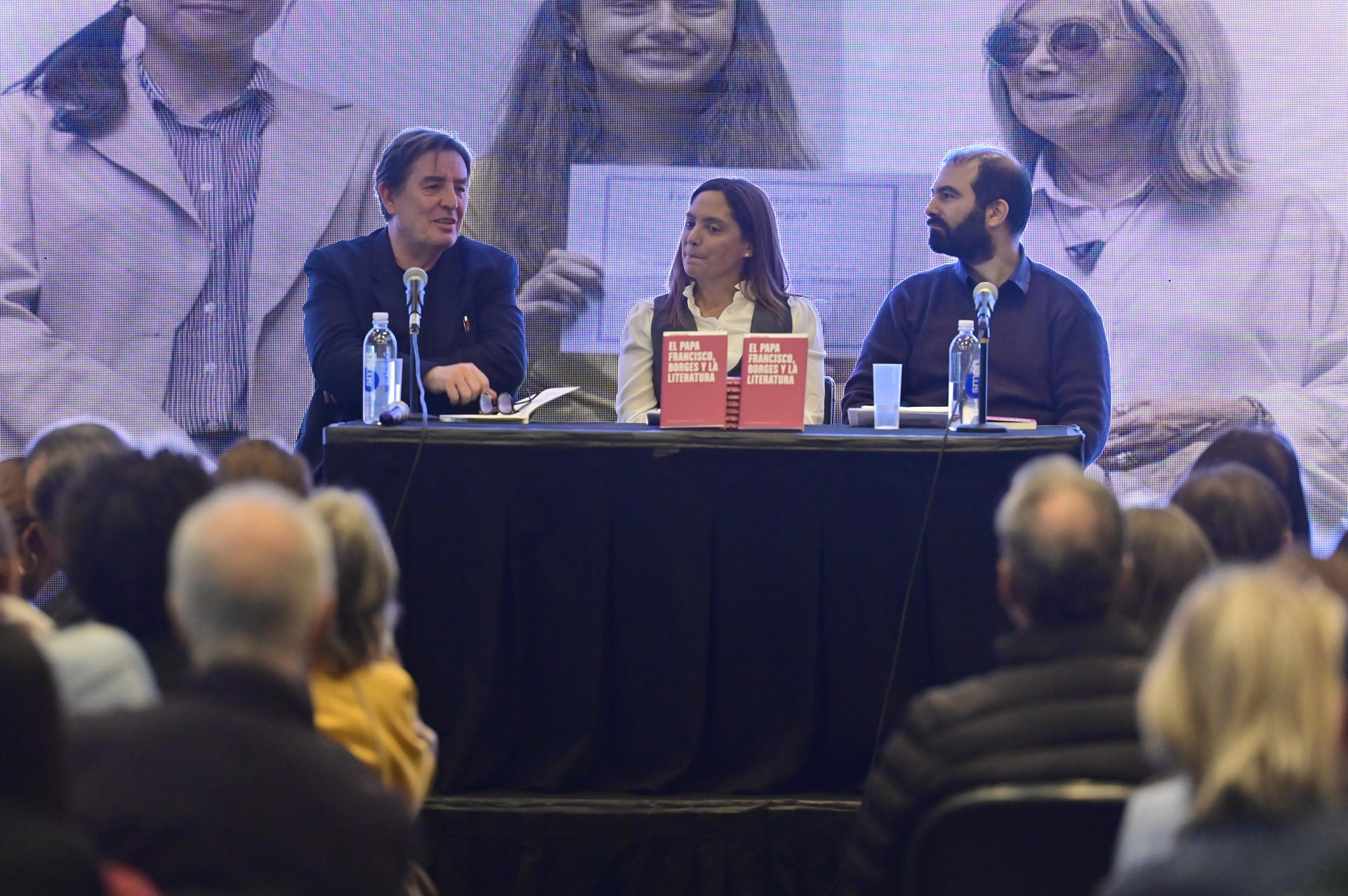De izquierda a derecha, el director del Instituto Cervantes, el escritor español Luis García Montero, la presidenta de la Fundación Internacional Jorge Luis Borges, Victoria Kodama y el investigador del instituto Ricardo Rojas de la Universidad de Buenos Aires, Lucas Adur, participan este sábado en la 49 Feria Internacional del Libro de Buenos Aires (Argentina). EFE/Matias Martín Campaya