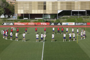 La selección española masculina de fútbol inicia este sábado en la Ciudad del Fútbol de Las Rozas (Madrid) su concentración para prepararse para la fase final de la Liga de Naciones, en la que defiende el título. Por la tarde, desde las 19.00, habrá un entrenamiento abierto a público y medios. EFE/Juan Carlos Hidalgo