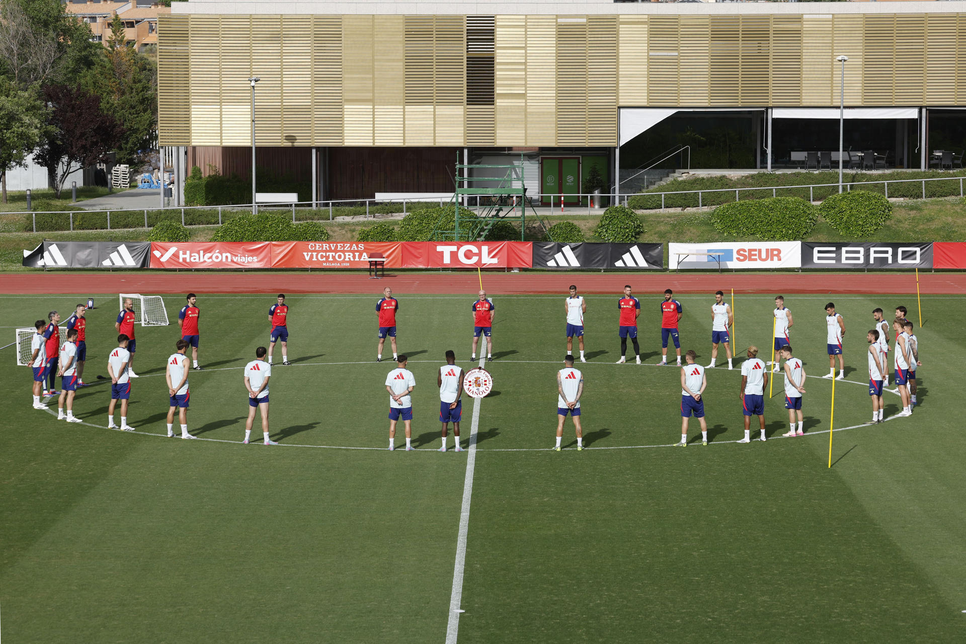 La selección española masculina de fútbol inicia este sábado en la Ciudad del Fútbol de Las Rozas (Madrid) su concentración para prepararse para la fase final de la Liga de Naciones, en la que defiende el título. Por la tarde, desde las 19.00, habrá un entrenamiento abierto a público y medios. EFE/Juan Carlos Hidalgo