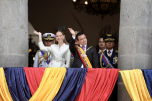El presidente de Ecuador, Daniel Noboa (d), saluda junto a su esposa, Lavinia Valbonesi (i), desde un balcón del Palacio de Carondelet tras ser investido como presidente de Ecuador este sábado, en Quito (Ecuador). EFE/ Vicente Costales