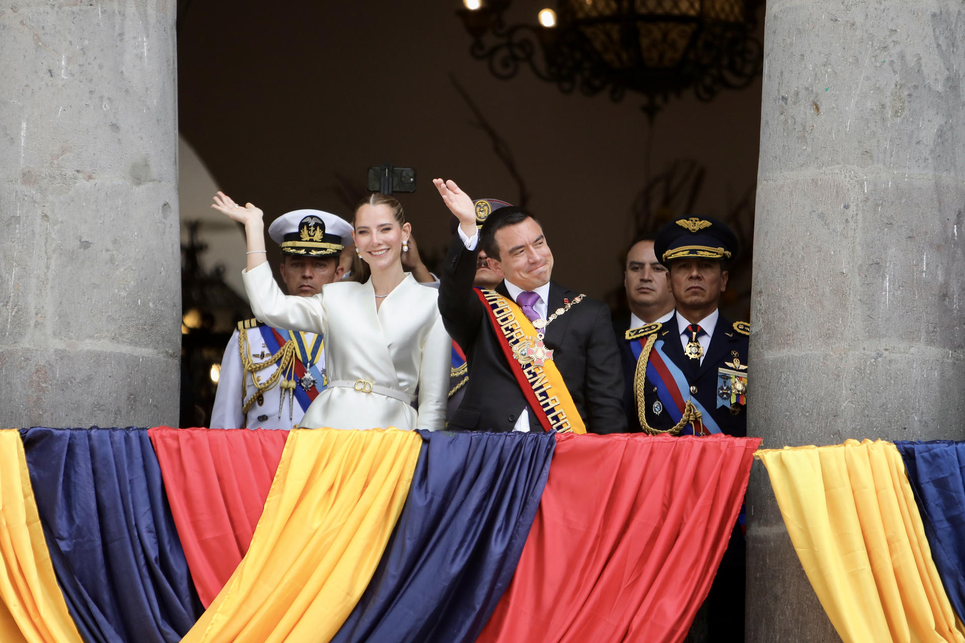 El presidente de Ecuador, Daniel Noboa (d), saluda junto a su esposa, Lavinia Valbonesi (i), desde un balcón del Palacio de Carondelet tras ser investido como presidente de Ecuador este sábado, en Quito (Ecuador). EFE/ Vicente Costales