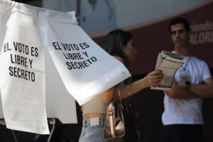 Fotografía de archivo del 1 de junio de 2024, donde se observa a una mujer emitiendo su voto en la ciudad de Guadalajara en Jalisco (México). EFE/ Francisco Guasco