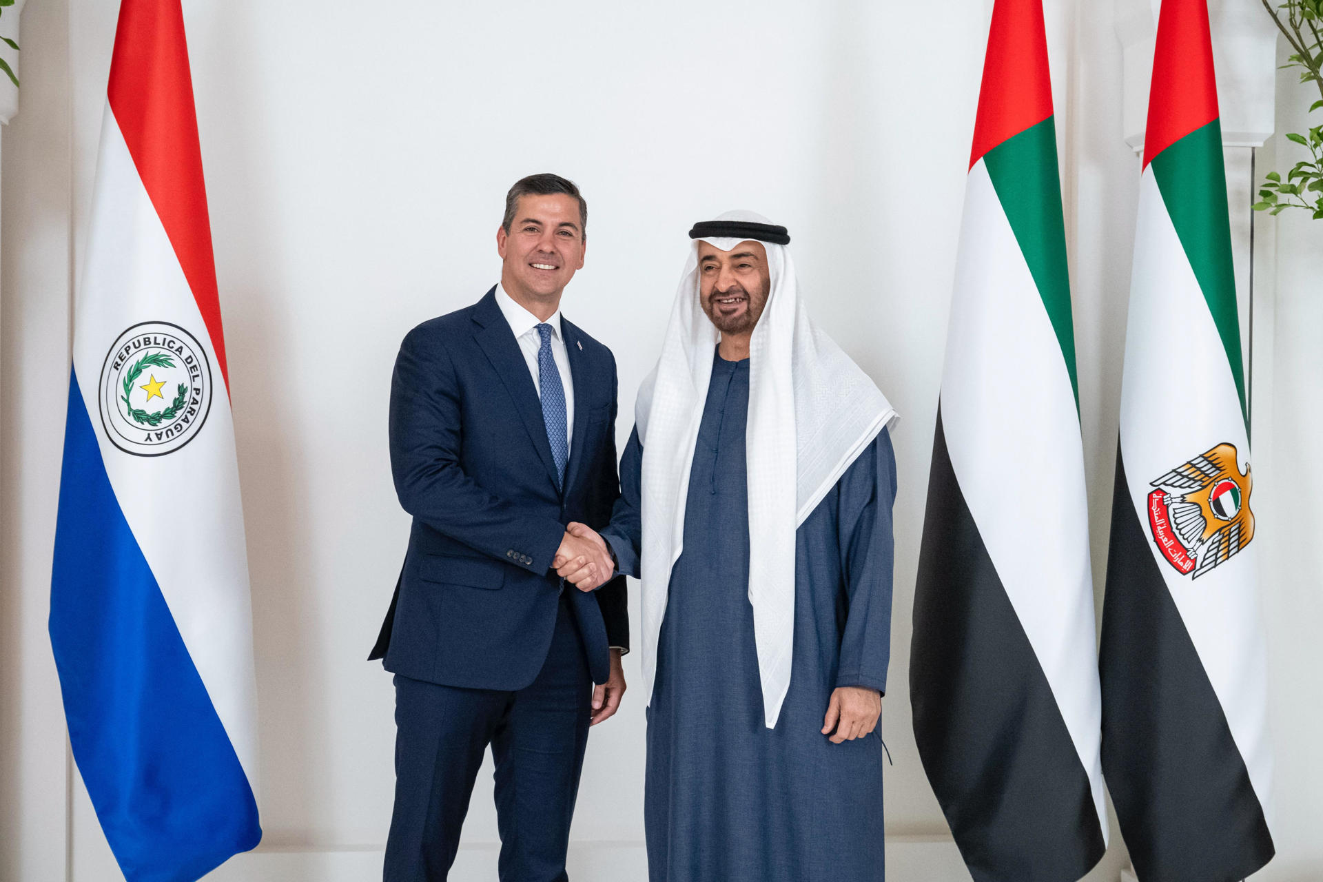 Fotografía cedida por la Presidencia de Paraguay del presidente de Paraguay, Santiago Peña (i), saludando a su homólogo de los Emiratos Árabes Unidos, Mohamed bin Zayed Al Nahyan, durante una visita oficial en Abu Dabi (Emiratos Árabes Unidos). EFE/ Presidencia de Paraguay