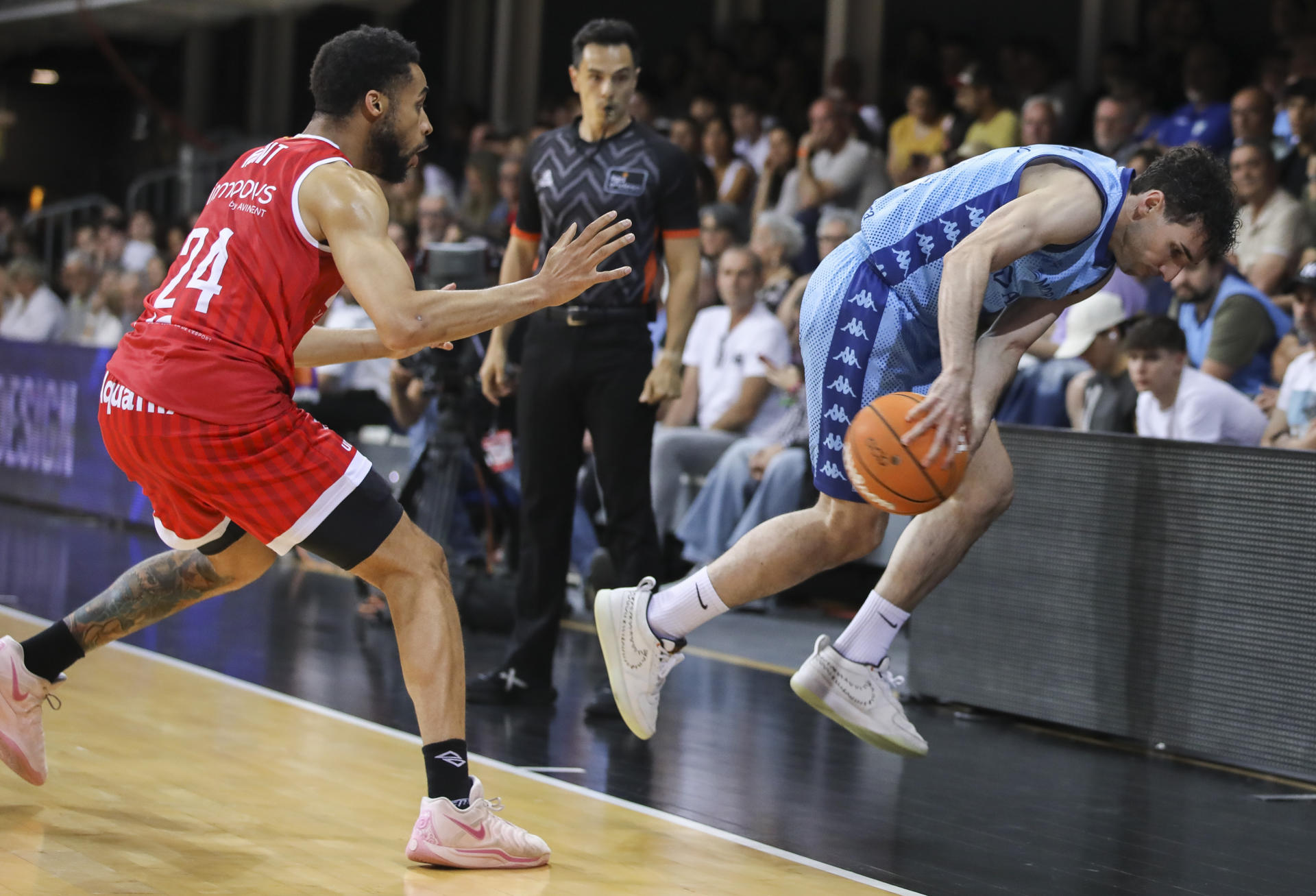 Ferran Bassas (d) base español del MoraBanc salva una pelota para regalarsela a Cameron Hunt (i) escolta estadounidense del Bàsquet Manresa durante el partido de la trigésimo tercera jornada de la Liga Endesa de baloncesto que se disputa este sábado en el Polideportivo Toni Martí de Andorra. EFE/ Fernando Galindo