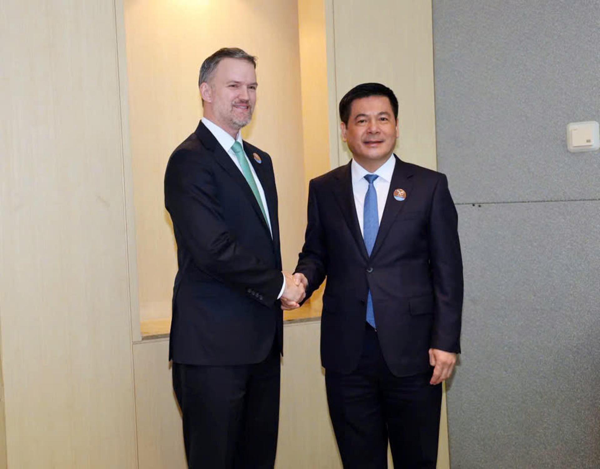 HANÓI (VIETNAM), 17/05/2025.- El Ministro de Industria y Comercio de Vietnam, Nguyen Hong Dien (d), y el representante de Comercio de EE. UU., Jamieson Greer. EFE/ Ministerio de Industria y Comercio de Vietnam / ***SOLO USO EDITORIAL/SOLO DISPONIBLE PARA ILUSTRAR LA NOTICIA QUE ACOMPAÑA (CRÉDITO OBLIGATORIO)***