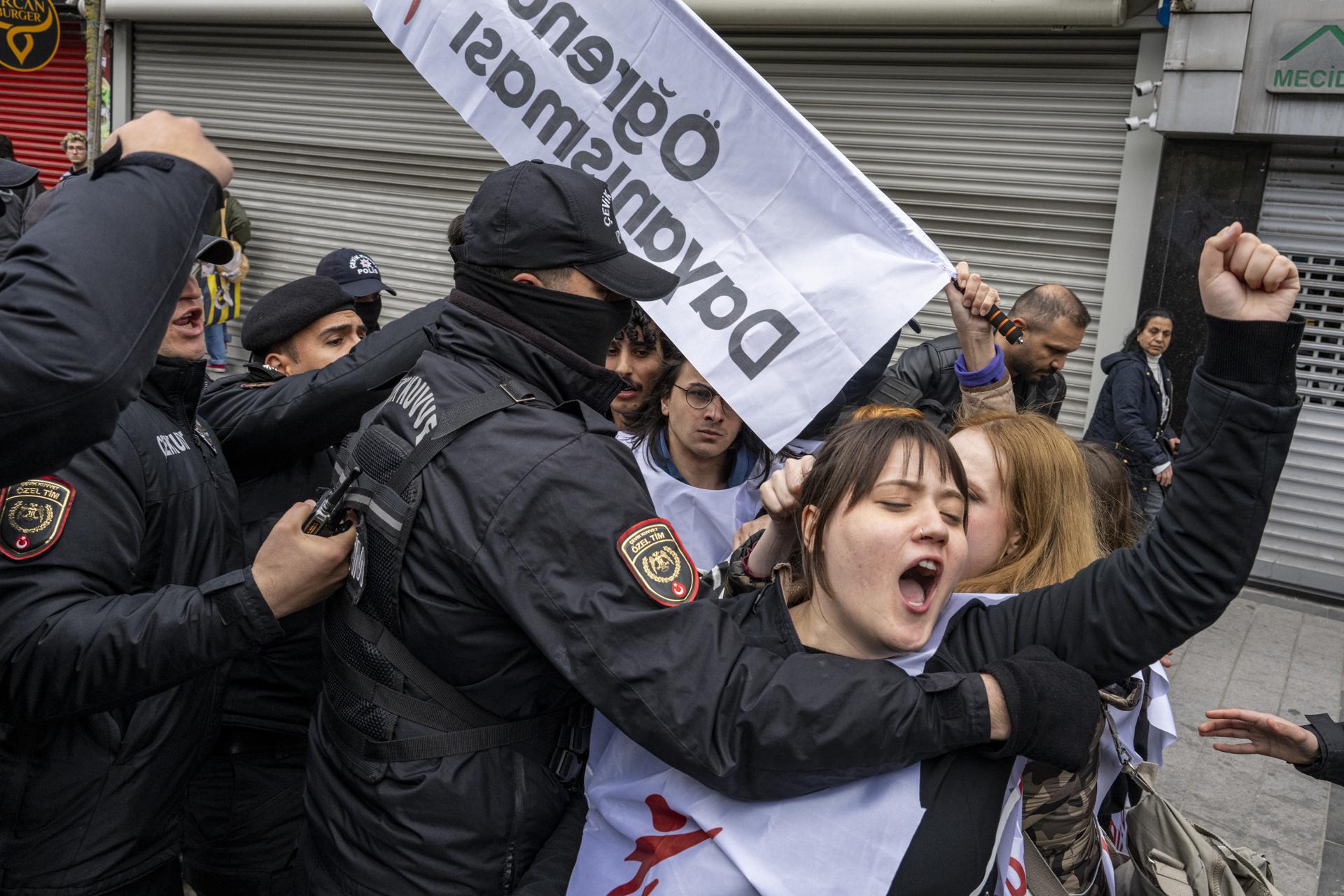 Agentes de policía turcos detienen a manifestantes que intentan llegar a la plaza Taksim para celebrar el Primero de Mayo en Estambul, Turquía, el 1 de mayo de 2025. EFE/EPA/UMIT TURHAN