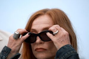 La actriz Isabelle Huppert, durante el photocall de 'La mujer más rica del mundo' este lunes en la 78 edición del Festival de Cine de Cannes. EFE/CLEMENS BILAN