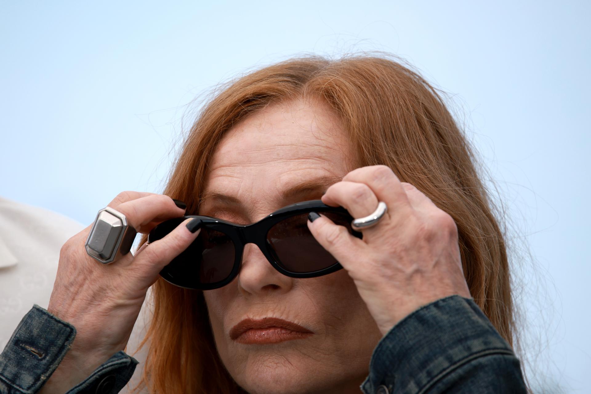 La actriz Isabelle Huppert, durante el photocall de 'La mujer más rica del mundo' este lunes en la 78 edición del Festival de Cine de Cannes. EFE/CLEMENS BILAN