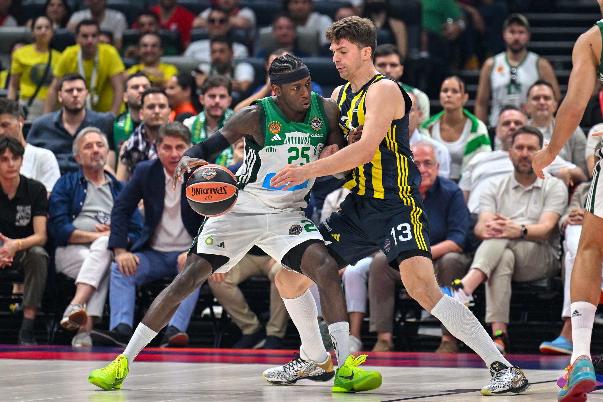 Tarik Biberovic del Fenerbahce en acción contra Kendrick Nunn del Panathinaikos durante el partido de semifinales de la Final Four de la Euroliga de Baloncesto. EFE/EPA/RYAN LIM