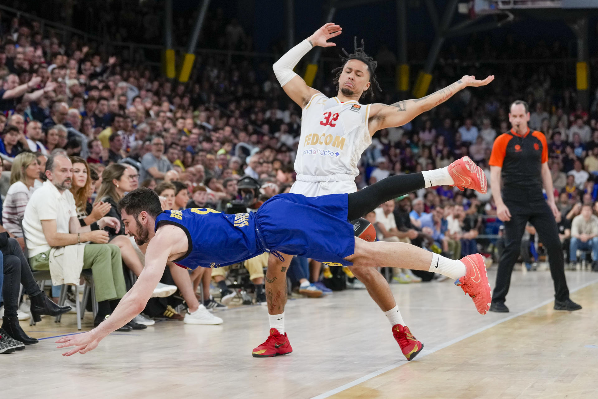 Dario Brizuela se lanza a por un balón. EFE/Alejandro Garcia