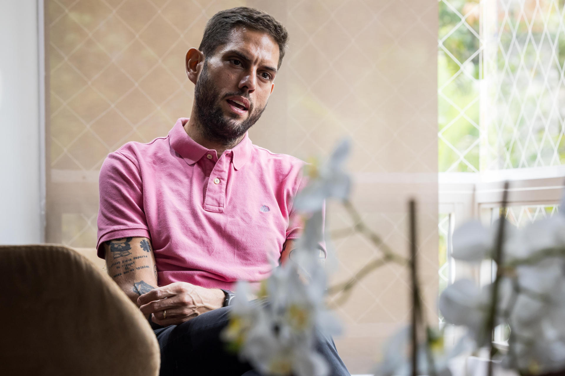 Fotografía del candidato a la gobernación del estado de Miranda, Juan Requesen, durante una entrevista con EFE en Caracas (Venezuela). EFE/ Miguel Gutiérrez