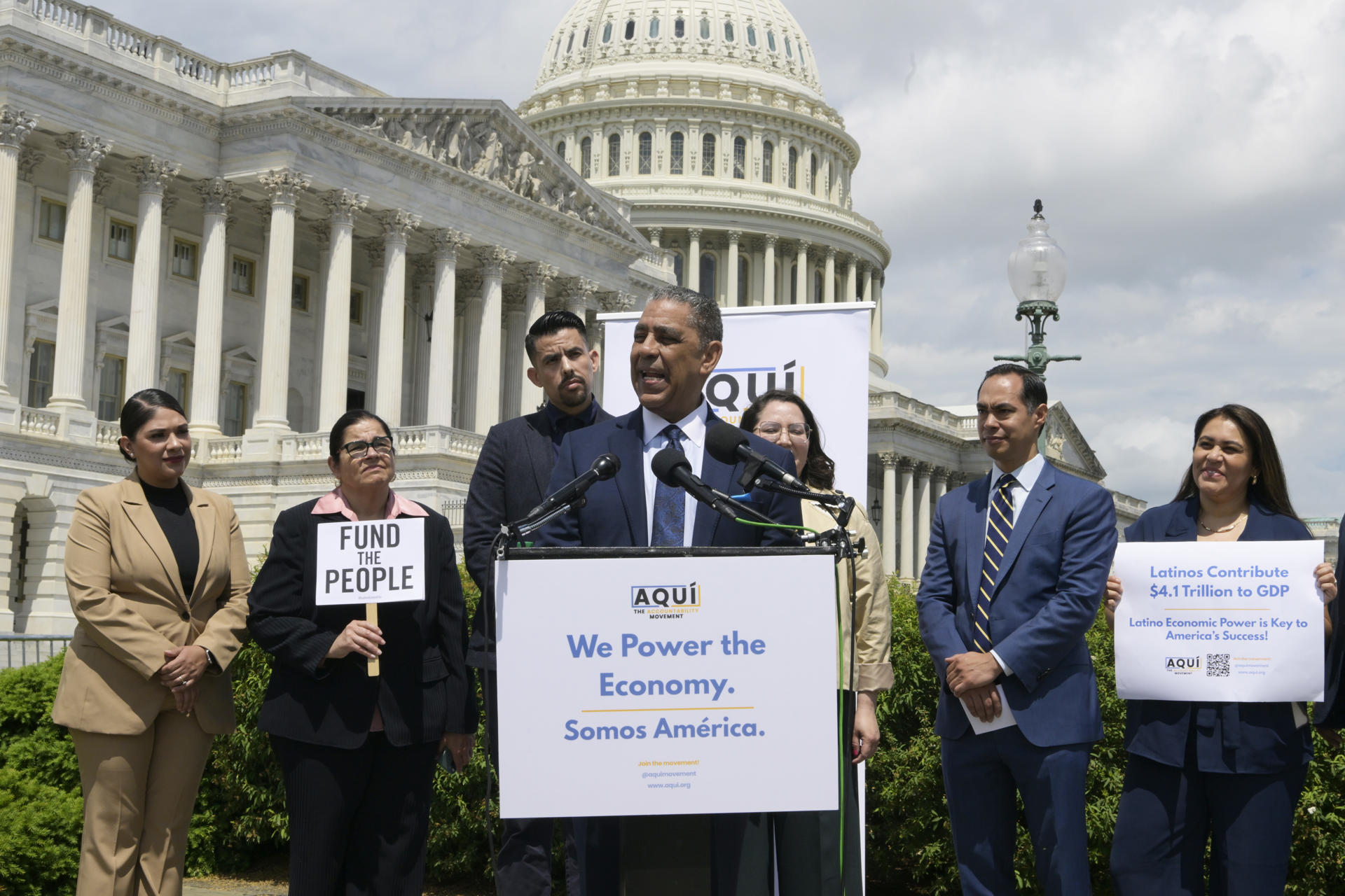 El presidente del Caucus Hispano del Congreso (CHC), Adriano Espaillat, habla durante una rueda de prensa este martes, a las a fueras del Capitolio en Washington (EE.UU.). EFE/Lenin Nolly