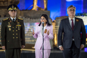 La vicepresidenta ejecutiva de Venezuela, Delcy Rodríguez, habla junto al ministro de Defensa, Vladimir Padrino López (i), y el embajador de Rusia en Venezuela, Sergey Mélik-Bagdasárov, durante el acto de inauguración de la plaza de La Victoria este martes, en Caracas (Venezuela). EFE/ Miguel Gutiérrez