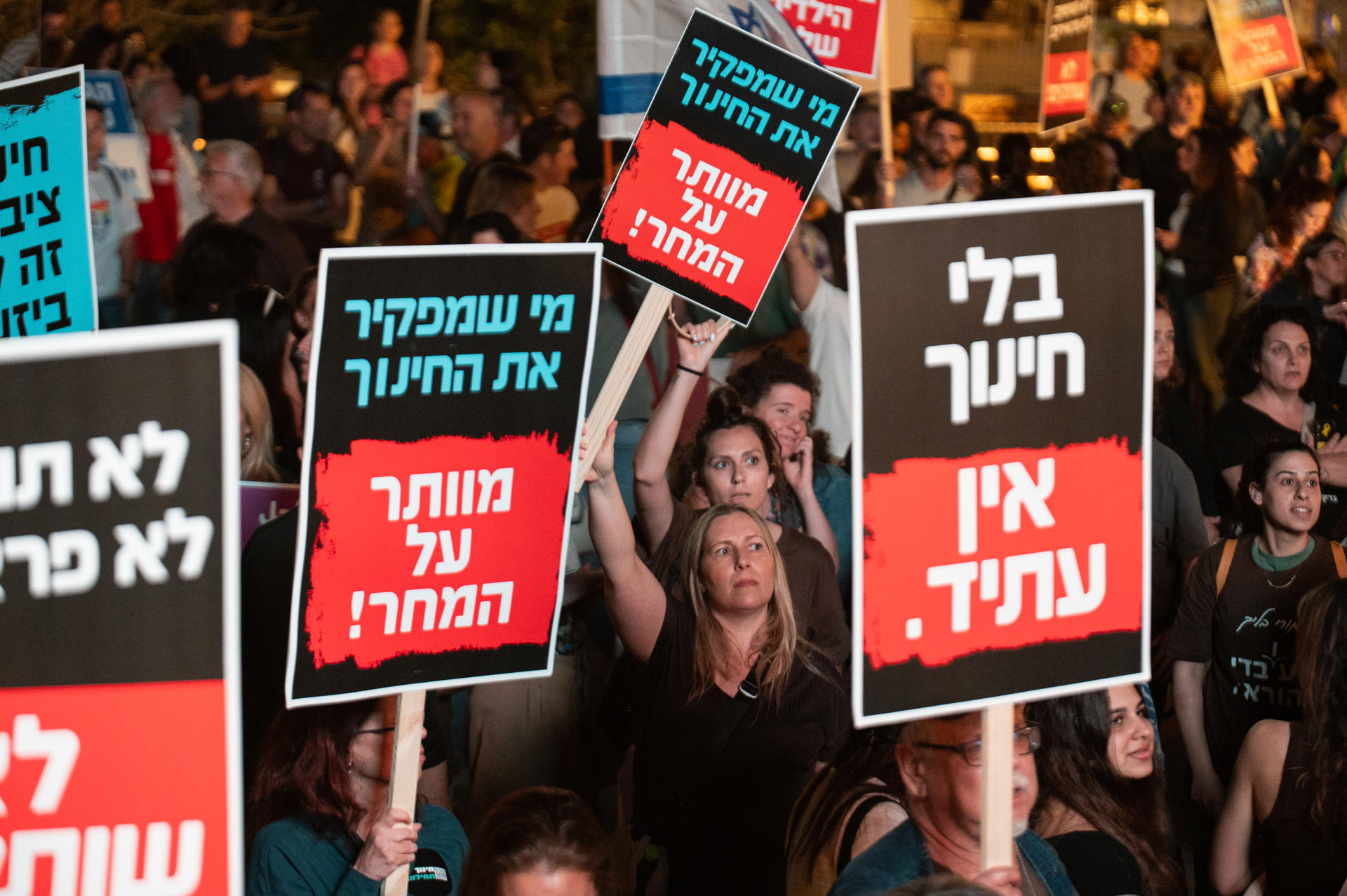 Cientos de ciudadanos fueron captados este miércoles, 14 de mayo, al protestar contra los recortes añadidos al presupuesto estatal israelí de 2025, debido al aumento del gasto militar para mantener la guerra de Gaza, que afecta también el salario de los docentes. EFE/Magda Gibelli