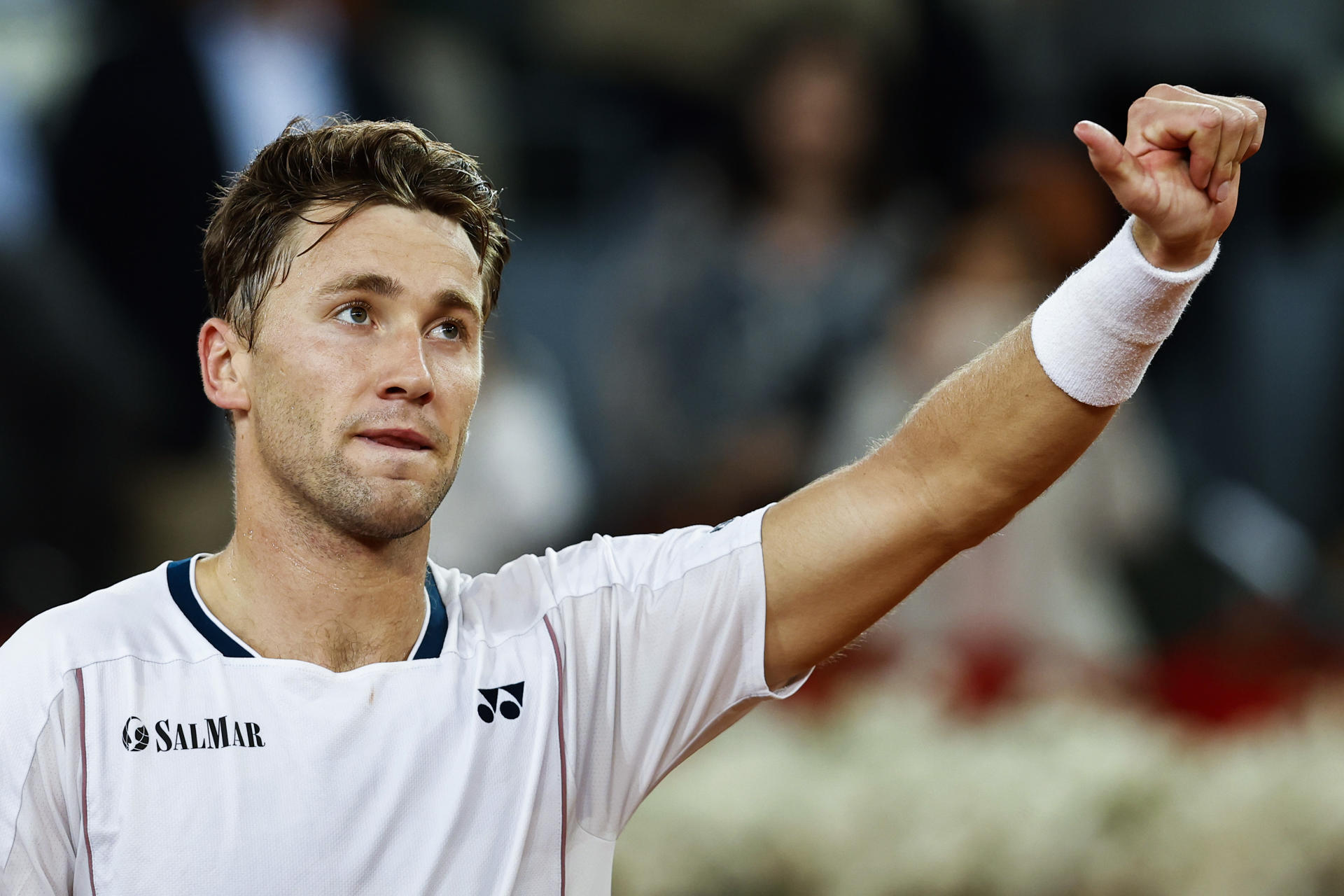 El tenista noruego Casper Ruud vence al argentino Francisco Cerúndolo (fuera de cuadro) tras el partido de semifinales individual masculino del Mutua Madrid Open que disputaron en las instalaciones de la Caja Mágica en Madrid. EFE/ Chema Moya