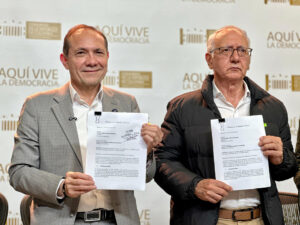 Fotografía cedida por la oficina de prensa del Ministerio de Trabajo donde aparecen el ministro de esa cartera, Antonio Sanguino (i), y el ministro de Salud, Guillermo Alfonso Jaramillo, en Bogotá (Colombia). EFE/ Ministerio De Trabajo